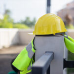 Casco giallo lavori edili sicurezza